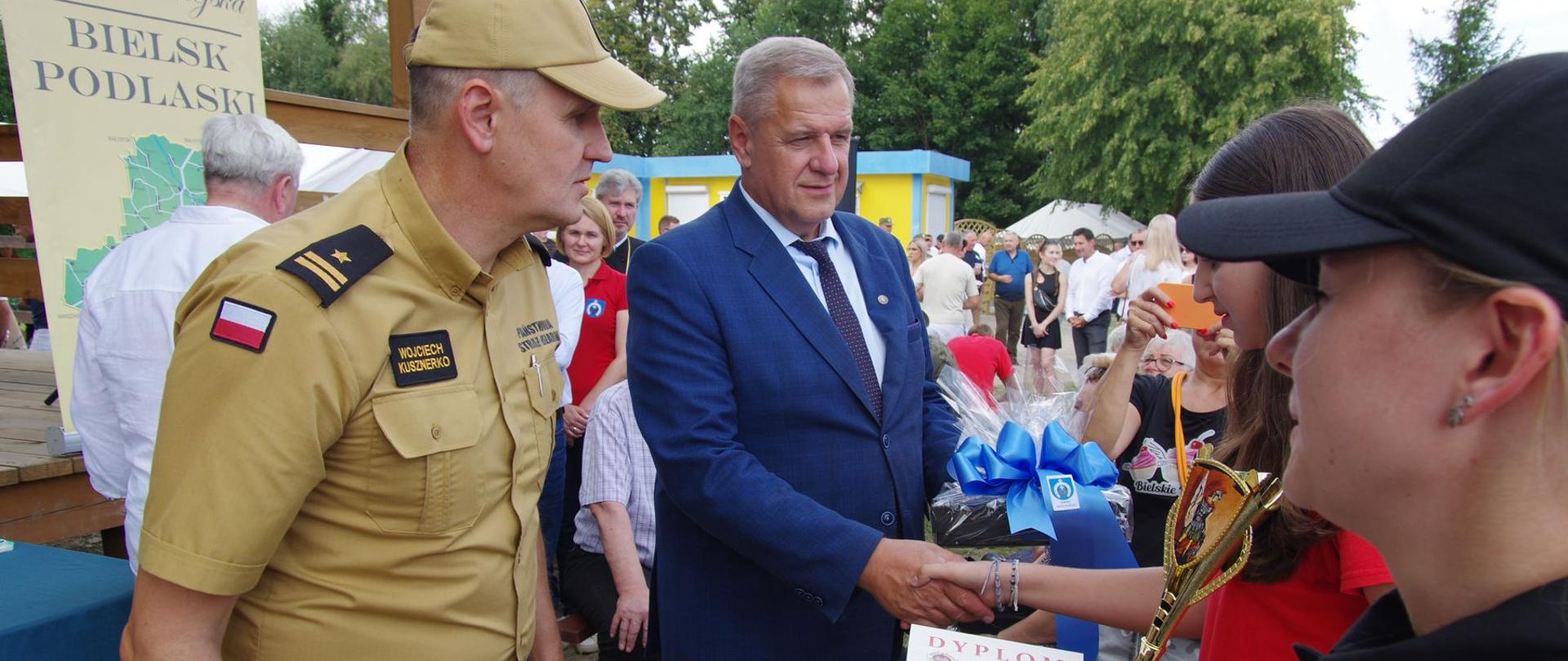 Nagrodę wręcza starosta bielski Sławomir Jerzy Snarski