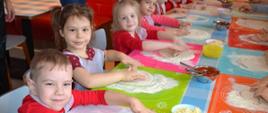 Dzieci w trakcie warsztatów - zabawy z mąką