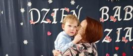 Dzieci pozują do zdjęcia z dziadkami i babciami