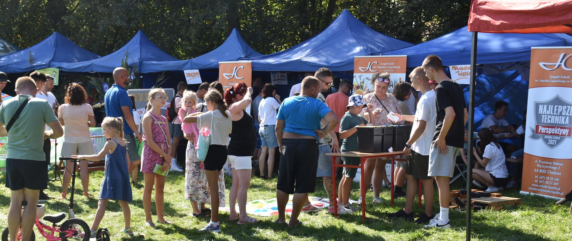 Osoby na pikniku przy stoiskach