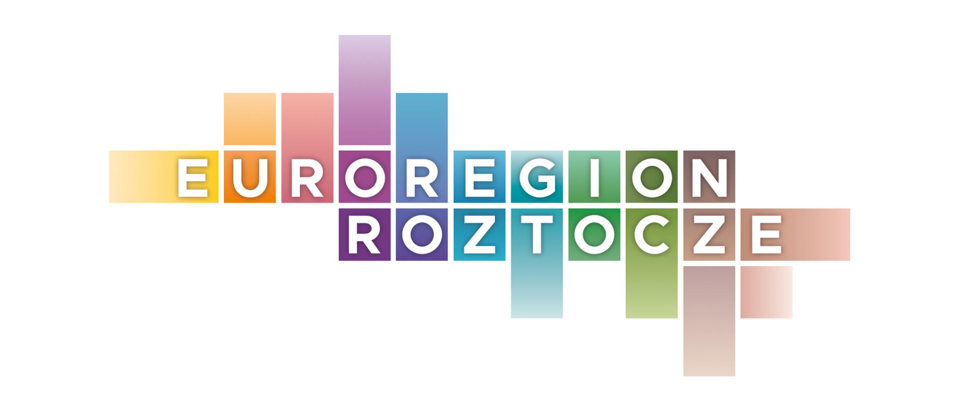 Logo Euroregion Roztocze. Napis Euroregion Roztocze na kolorowych kwadratach i prostokątach.