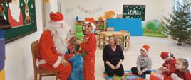 Wizyta św. Mikołaja - dzieci odbierają prezenty