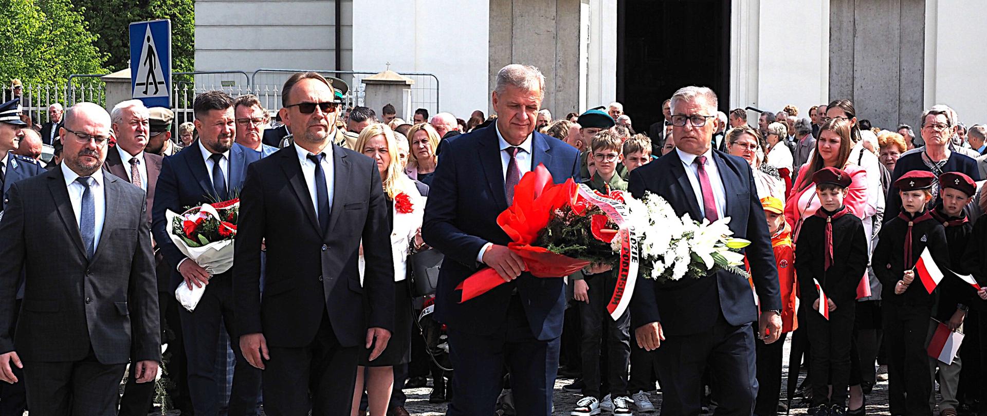 W uroczystościach udział wzięli przedstawiciele władz Powiatu: starosta bielski Sławomir Jerzy Snarski, wicestarosta Piotr Bożko, przewodniczący rady powiatu Andrzej Leszczyński oraz sekretarz powiatu Marek Martyniuk 